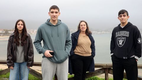 En el centro de la imagen, Samuel, de 17 a�os, que porta en su mano derecha, el dispositivo de control de su diabetes. A la derecha, su hermano gemelo Marcos, que no desarroll� la enfermedad. Les acompa�an su madre, Mar�a Jos� Rego, y su hermana Aldara, de 14 a�os.