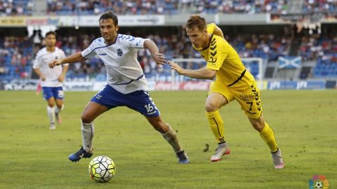 Aitor Sanz y Susaeta disputan un bal�n