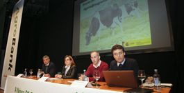 Fernando Miranda (en primer plano), junto a Juan Garc�a, de XX.AA.; la directora xeral Patricia Ulloa y Marc Benhamon, de La Caixa. 