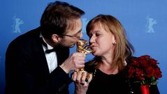 El director y la productora de la pel�cula ganadora