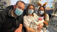 Neizan, en la unidad de neonatos del CHUO, con sus padres Eva e Isidoro