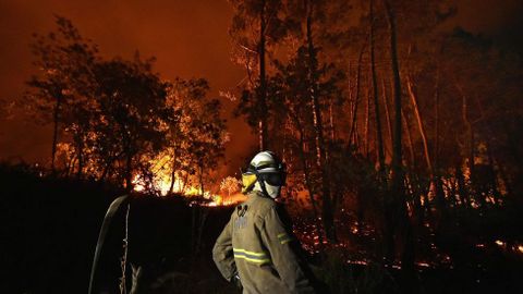 Labores de extinci�n en el incendio de Couto de Cima y Couto de Baixo, en la regi�n de Viseu