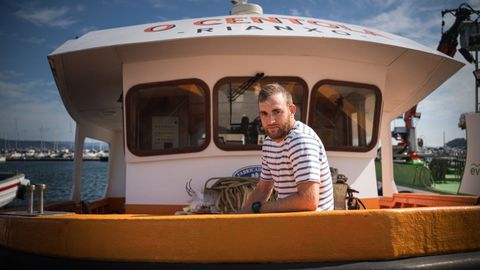 �scar Galb�n, a bordo da embarcaci�n coa que traballa nas bateas familiares