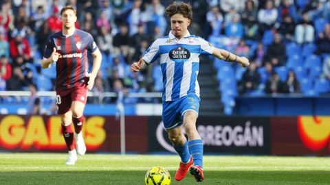 Mario Soriano conduce el bal&oacute;n durante el duelo con el Eibar en Riazor