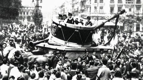 Oviedo Desfile folclrico durante la fiesta de La Balesquida de 1930. Segn contaba la revista madrilea Mundo Grfico, la carroza de la imagen tena por nombre Xente de Uvieu