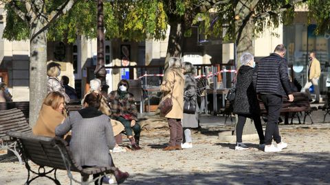 Para tomar el caf� -comprado en cualquiera de los bares y cafeter�as de la zona- o para charlar, los bancos se han convertido en las nuevas terrazas