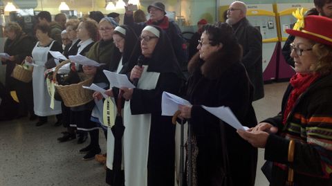Monjas y paisanas, durante la lectura de sus versos en favor del tren