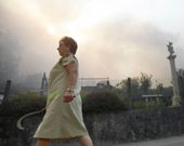 Un vecina de Guiende, en T�llara, mientras un gran incendio cercaba su aldea el pasado domingo. 
