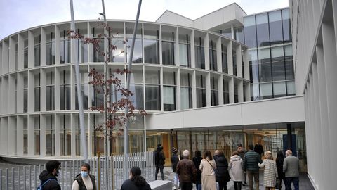 Los primeros visitantes del edificio rehabilitado.