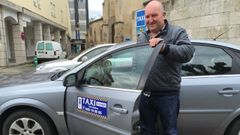 Antonio Valea, taxista de Ribadeo, en una imagen de archivo, antes de coger la baja por enfermedad.
