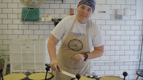 Olga Horkova, preparando filloas en la Tahona de la Ronda de Outeiro de A Coruña