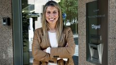 In�s Llano Rial en el exterior de la empresa en la que realiza las pr�cticas, en Vigo