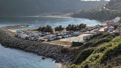 Vista de la explanada de O Codo, en Porto de Bares, llena de coches y autocaravanas