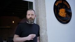 Miguel Anxo Seijo, en la puerta de su local de caf� y boller�a en San Nicol�s