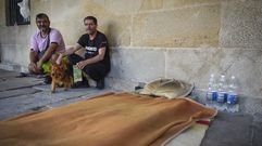 �ngel y Alfredo, que viven en la calle en Pontevedra, en los soportales donde matan las horas.