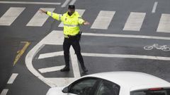 Un agente de la Polica Local de Santiago, controlando el trfico en una fotografa de archivo