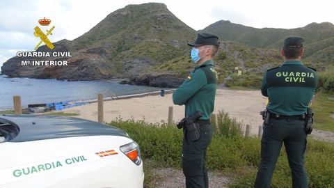 Imagen de archivo de dos agentes de la Guardia Civil en la costa murciana