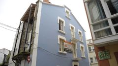 El edificio tiene acceso por la calle Benito Vicetto y por la calle Carmen Curuxeiras, desde donde se tom� esta imagen