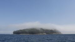 Imagen de la Illa de Tambo cubierta por una manta de niebla este pasado fin de semana