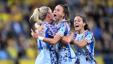 Las jugadoras de la seleccin espaola celebran su primer gol