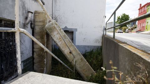 Hace varios años colocaron dos piezas grandes de hormigón para bloquear el acceso a una casa que había sido okupada en Foz