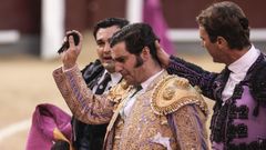 Morante de La Puebla muestra al pblico su coleta recin cortada, gesto que simboliza su retiro como matador.