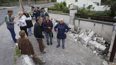 Varios vecinos de Montecoruto, en Ferrol, reunidos el pasado martes en el lugar del �ltimo accidente.