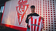 <span lang= gl >O dianteiro do Grove Miguel Conde, posando coa el�stica do Sporting Gij�n na s�a presentaci�n coma novo xogador do club asturiano</span>