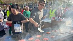 Carlos Aceituno y Anabel Calvelo haciendo hamburguesas en Alfafar el pasado 21 de diciembre. 