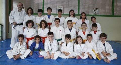 Parte de la cantera de jóvenes yudokas de la Asociación Deportiva Dom+ de Marín.
