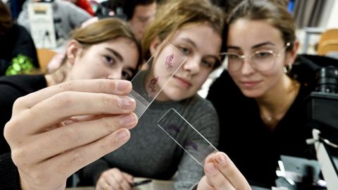 Imagen de archivo de alumnas del ciclo de Anatoma Patolxica en la escuela de Enfermera de Povisa, en Vigo