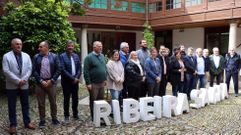 Representantes de ayuntamientos y diputaciones, en el patio del Centro do Vi�o