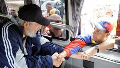 Fidel Castro saluda a un simpatizante