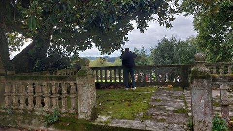 Un visitante toma una foto desde un pequeo mirador de los jardines.
