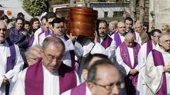 Un centenar de sacerdotes. Medio millar de personas, un centenar de ellas sacerdotes, despidieron al religioso en el santuario de O Cristal, Falt� la imagen de la Virgen del Cristal.