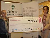 La doctora Marta P�rez entreg� a Elena Viturro los euros recaudados en el torneo contra el c�ncer. 