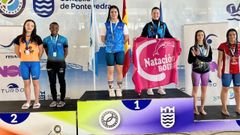 Nadiuska Ouvi�a, en lo m�s alto del podio, portando la bandera del Club Nataci�n Boiro.