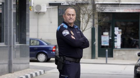 Manuel Fernández patrulla siempre solo porque es el único policía local de Quiroga