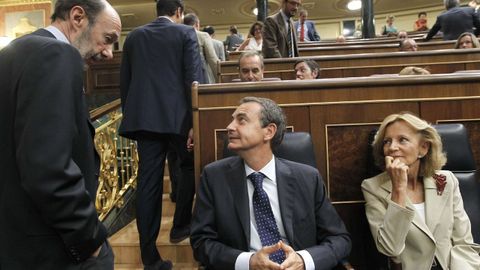 Alfredo P�reaz Rubalcaba, Jos� Luis Rodriguez Zapatero y Elena Salgado conversan, el 30 de agosto del 2011, antes del debate del pleno del Congreso en el que se aprob� la reforma del articulo 135 de la Constituci�n para garantizar el pago de la deuda