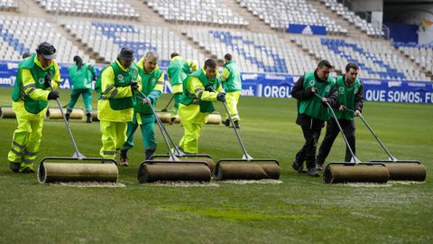 Operarios del Oviedo achican el agua del Carlos Tartiere poco antes del inicio del derbi con el Sporting.Operarios del Oviedo achican el agua del Carlos Tartiere poco antes del inicio del derbi con el Sporting