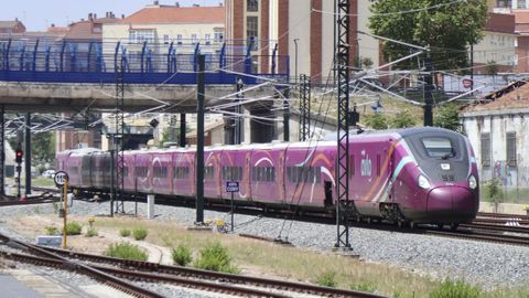 Un Avlo de la serie 106 circulando por las inmediaciones de la estacin de Zamora