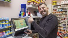 En la imagen, Lolo Angeriz, de O'Estanco de Paiosaco, donde se vendieron los dos billetes agraciados este domingo.