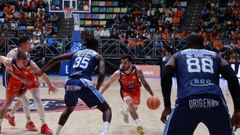 Lance del encuentro de la primera vuelta entre el Leyma Coru�a y el Fuenlabrada