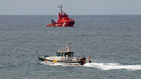  Un barco de la Cruz Roja y otro de la Guardia Civil rastrean la playa de Arnao en el municipio asturiano de Castrill�n, durante la b�squeda de la mujer de 35 a�os que cay� al agua mientras pescaba 