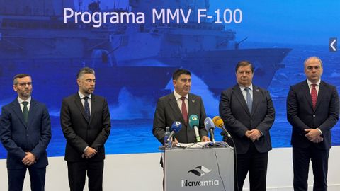 Pedro Blanco, en el centro, durante su comparecencia en Navantia Ferrol. 