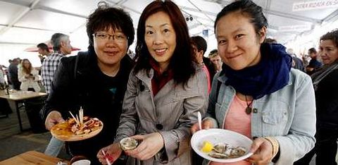 Durante la jornada de ayer fueron miles las personas de todas las nacionalidades que se pasaron por la carpa de O Grove. 