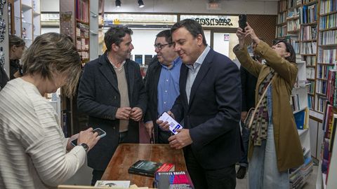 Formoso utiliz su bono durante una visita a la villa noiesa en la que estuvo acompaado por los regidores de Noia y Boiro.