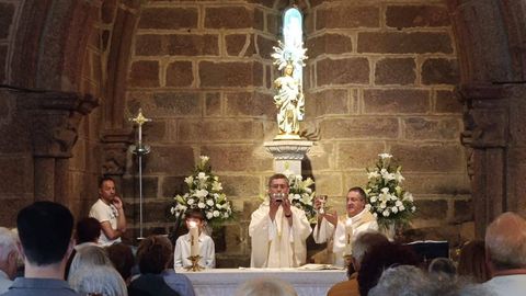 Celebraci�n de la Eucarist�a en el capilla de la Virgen de la Merced.