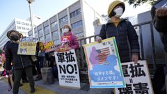 Manifestantes con pancartas con el lema ��No a la expansi�n militar!�, ante la oficina del primer ministro de Jap�n.