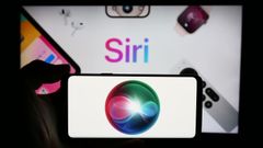 Un usuario sostiene un�m�vil con el logo del asistente digital de Siri